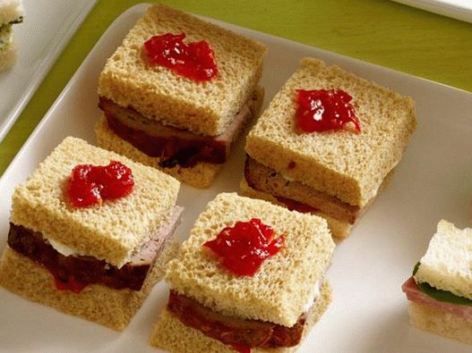 23. Сендвич с месом и парадајзом
