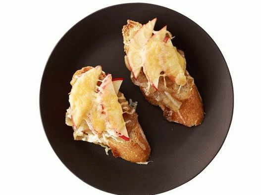 19. Брускета са луком и јабуком.
