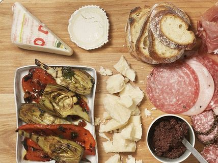 Антипасти фотографија са печеним поврћем, кобасицом и сиром