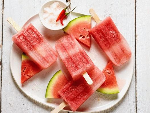 Фотографски воћни лед лубенице са босиљком и чили паприком