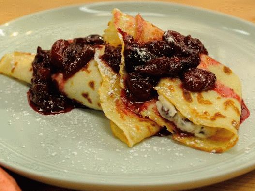 Фото палачинке са масцарпонеом и вишњом