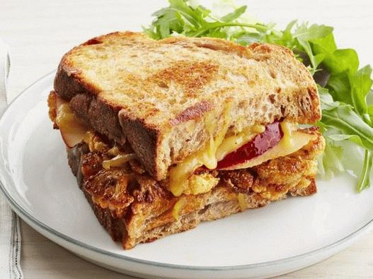 Фотографија јела - Врући сендвич са сиром и карфиолом