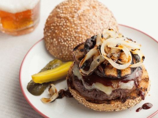 Фото гурмани са котлетама на роштиљу од кедра