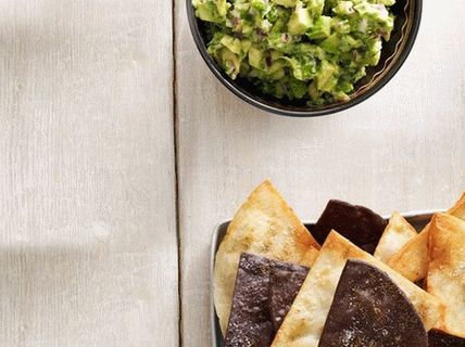 Фото тортиља чипс са умаком од гуацамоле