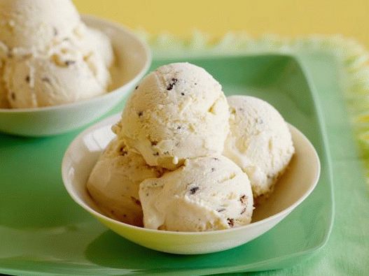 Фото домаћи сладолед од пеперминта са бомбонама