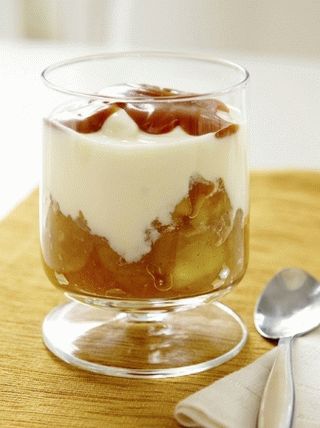 Фото домаћи јогурт са компотом од јабуке