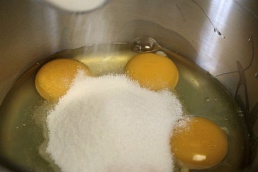 Умутите јаја са шећером док не буду пенаста