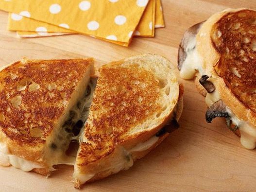 Фото врући сендвич са сиром, печена паприка бланширана и печуркама