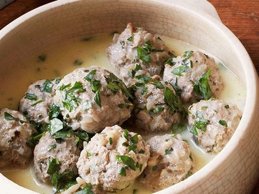 Фото грчке месне округлице у сосу од јаје-лимуна