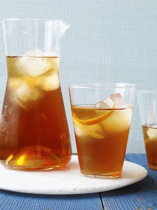 Фотографија леденог чаја са џином и кардамомом