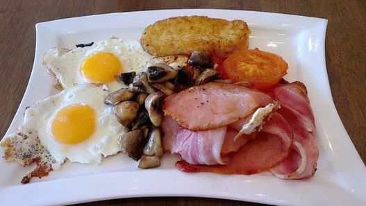 Фото ирски доручак с прженим јајима, хасх бровнсом и печеним парадајзом