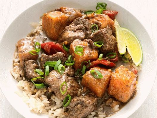 Фотографија карипске говедине гулашице у спором шпорету