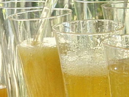 Фото коктел шампањца са мангом и зачинима