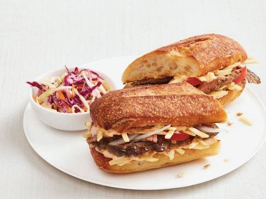 Фотографија кубанског сендвича са говедином и кромпировим сламкама