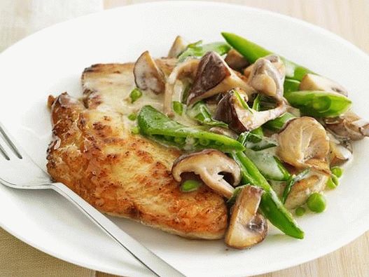 Фото пилетина са печуркама и грашком у кремастом сосу