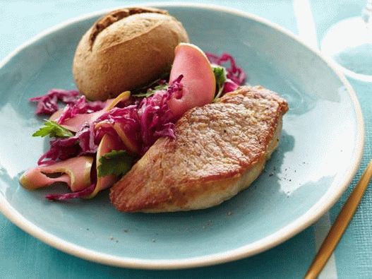 Свињски кашик са пирјаним купусом и јабукама
