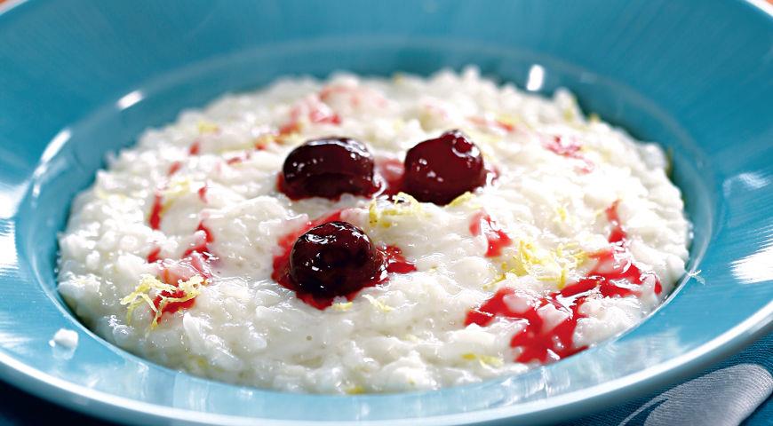 Млечни пиринач са вишњом