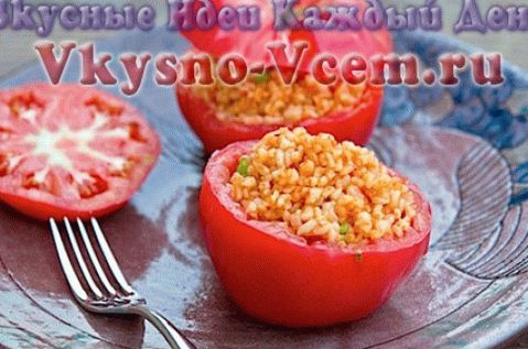 Пилаф од браон пиринча са поврћем и сервирање у тањиру парадајза