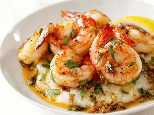 Рачићи у сосу од лимуна и белог лука са кашом кукурузне каше