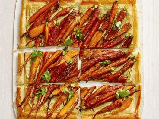 Колач са шаргарепом и тахини сосом и индијским орахом