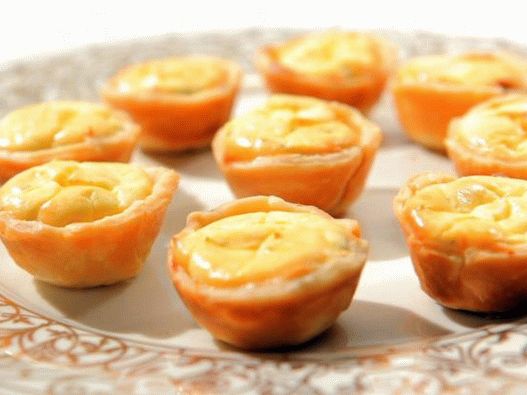Тартлети са карамелизованим луком и козјим сиром