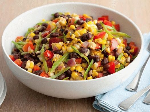 Салата са црним пасуљем и кукурузом