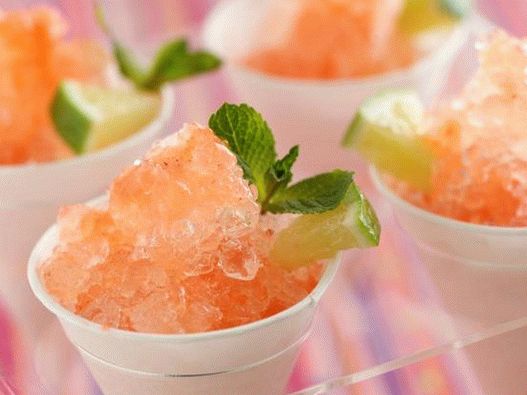 Воћни лед са мангом и јагодама у чаши