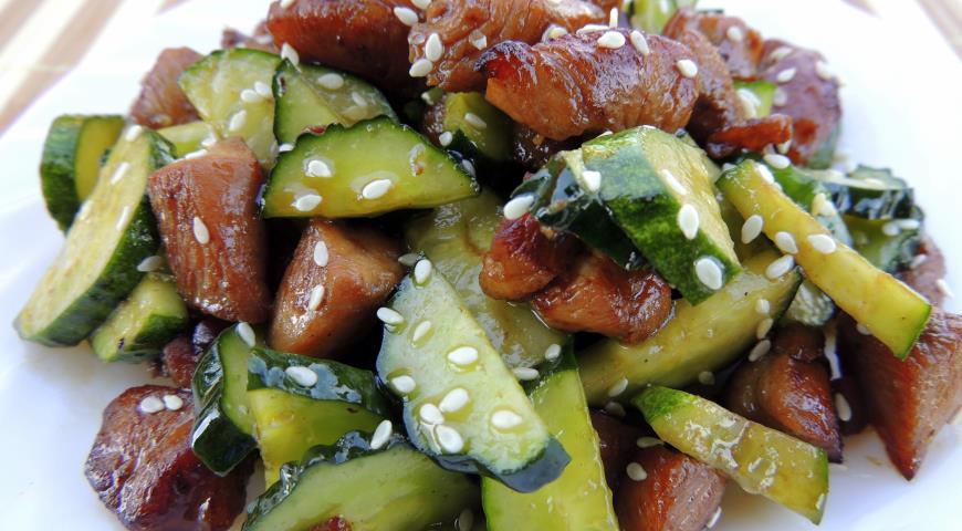 Салата од краставца и пилетине