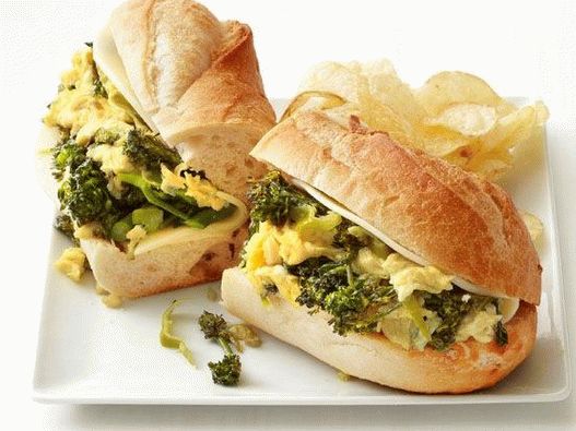 Фото сендвич са броколијем и кајганом