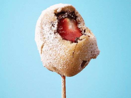 Чоколадно-јагодне вафел-куглице на ражњићима