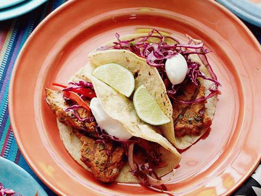 Фотографија Тацоса са свињетином на жару и црвеним купусом