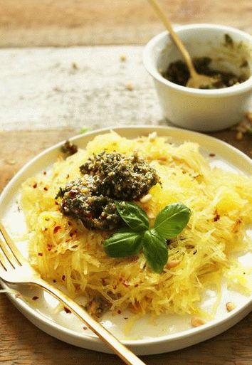 Фотографија шпагете бундеве зачињена цурри-ом и шалотним дресингом