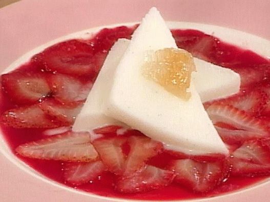 Фото топла салата од јагода са смрзнутим јогуртом од ваниле