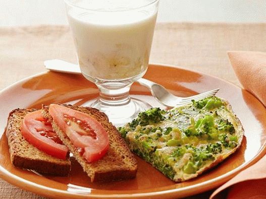 Фото вегетаријански доручак: Брокула Фриттата, тост са парадајзом и банана млеко