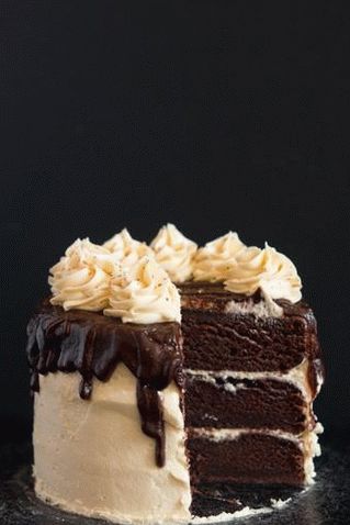 Фото мокри чоколадни колач са кремом од ванилин путер