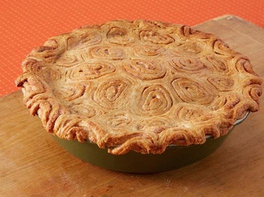 Фото пита од јабука са грожђицама и циметом