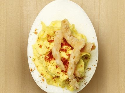 Фотографија јаја пуњених јалапеносом