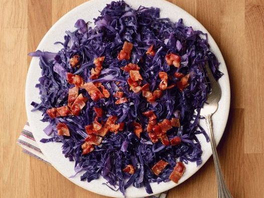 Кувани црвени купус са сланином и семенима кумине у микроталасној
