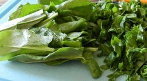 Зелени купус јуха од спанаћ а